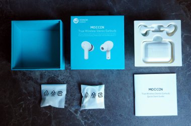 Markalı kulaklık ambalajı. Kablosuz kulaklıkla renkli paketleme.