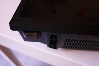 Modern bir LED televizyonun tasarımı ve yakın çekimi