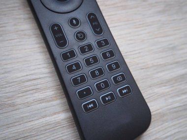 Akıllı TV için uzaktan kumanda. Bu uzaktan kumanda, modern bir televizyonu uzaktan kontrol etmenizi sağlar.