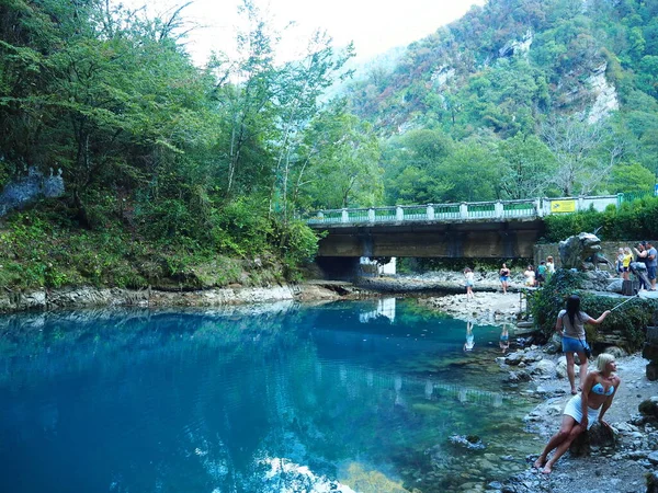 Lago Azul Entre Las Rocas Abjasia — Foto de Stock