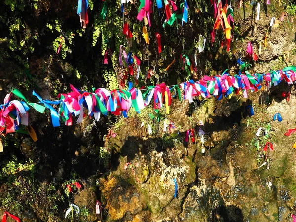 Cintas Colores Cuelgan Una Cuerda Hermosas Cintas Cuelgan Cerca Montaña — Foto de Stock