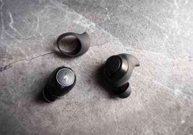 Bluetooth kulaklıklar. En sevdiğiniz müzik ve radyo için kablosuz kulaklık..   