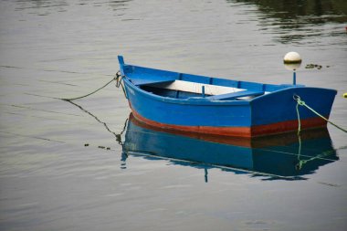 Una barca anclada en el puerto del pueblo asturiano de Cudillero