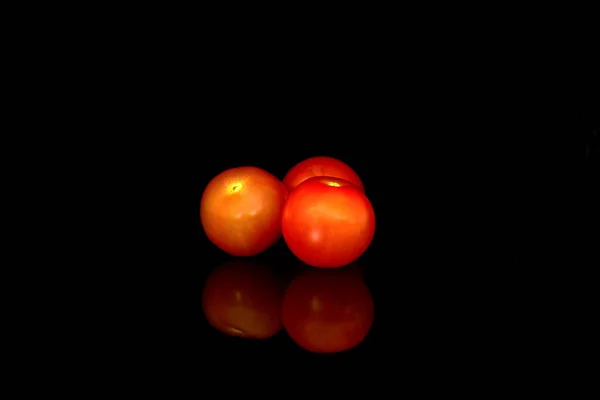 Bando Brilhante Suculento Tomates Cereja Vermelhos Isolados Fundo Preto — Fotografia de Stock