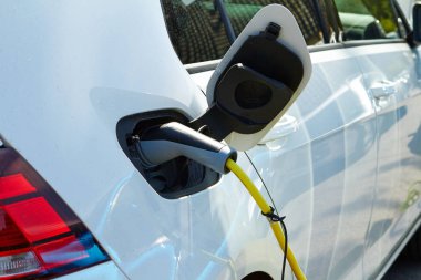Elektrikli makine şarj etmek için şarj istasyonunda durdu.