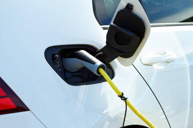 Elektrikli makine şarj etmek için şarj istasyonunda durdu.