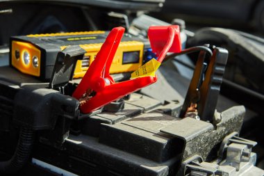 Elektrik kabloları kompakt bir pil ile bir araba şarj seçici odak