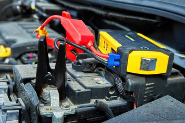 Elektrik kabloları kompakt bir pil ile bir araba şarj seçici odak