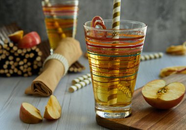 Siyah bir tabak üzerinde eritilmiş çikolata ile profiterol pasta yığını