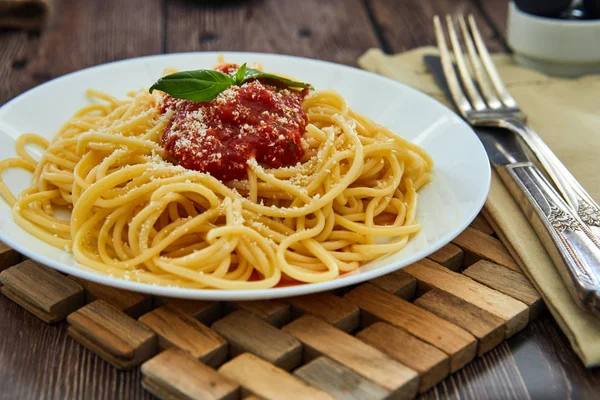 Saboroso Aperitivo Colorido Cozido Macarrão Italiano Espaguete Com Molho Tomate — Fotografia de Stock