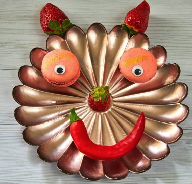 Pembe çilek Makaron ve gri arka planda taze Berry ile biber Espelette. Bir kedi şeklinde tasarım çözümü