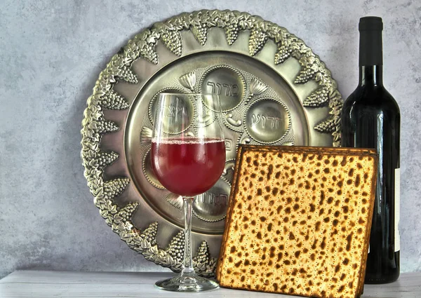 Şarap şişesi, matzoh ve seder plaka ile Passover arka plan. Seder plaka üzerine yazıt-pastadan, kol, maror, yumurta, Carapace, horserpu, charoset.