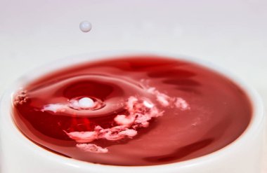 Farklı renklerdeki damla ve sıvılarla soyutlama.