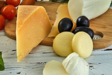 Farklı peynir tablo. Taze süt ve süt ürünleri