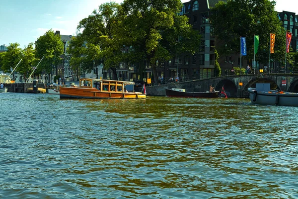 Canais e barcos de Amsterdã . — Fotografia de Stock