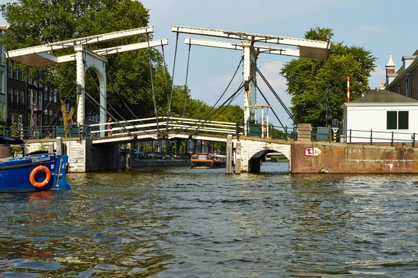 Canaux et bateaux d'Amsterdam — Photo