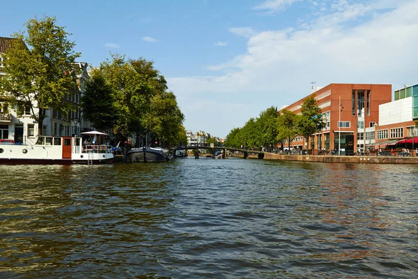 Kanallar ve Amsterdam tekne — Stok fotoğraf