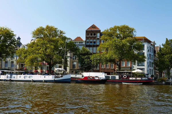 Canais e barcos de Amsterdã — Fotografia de Stock