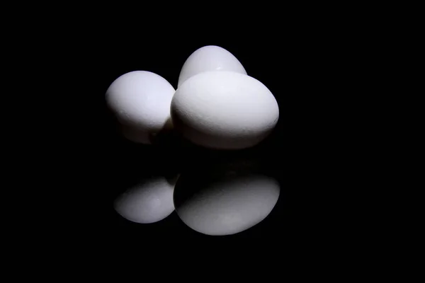 Tres huevos con reflexión —  Fotos de Stock