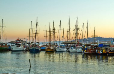 Yatlarla Eilat Körfezi manzarası