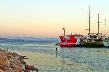 Yatlarla Eilat Körfezi manzarası