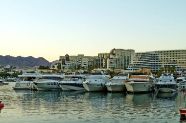 Yatlarla Eilat Körfezi manzarası
