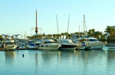 Yatlarla Eilat Körfezi manzarası