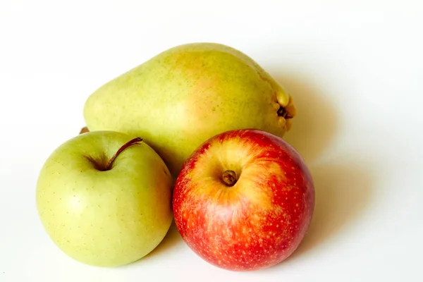 Grüner Apfel roter Apfel und Birne — Stockfoto