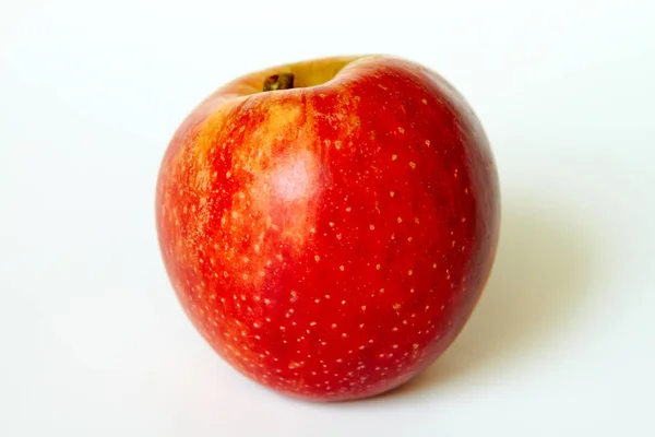 Pomme rouge fraîche isolée — Photo