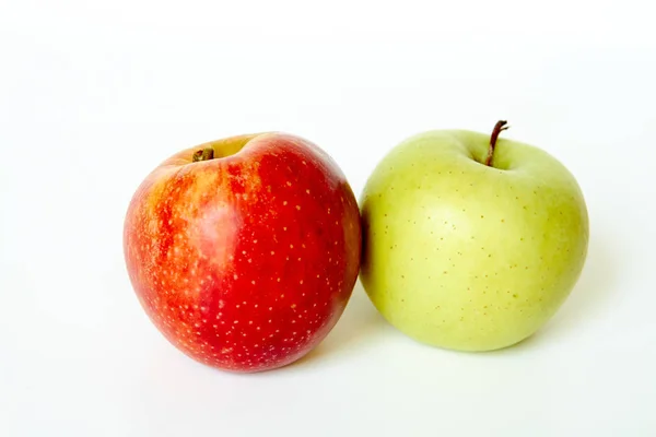 Roter Apfel und grüner Apfel isoliert — Stockfoto