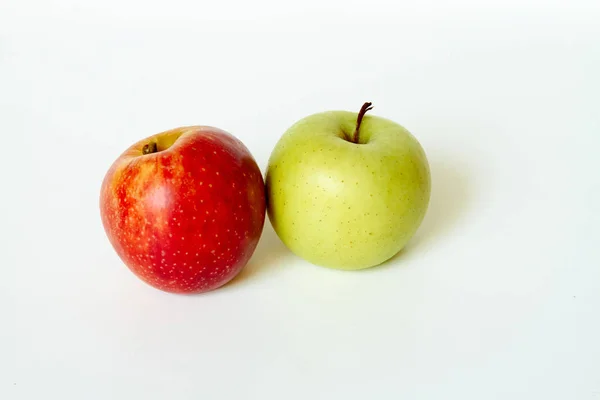 Rött äpple och grönt äpple isolerat — Stockfoto