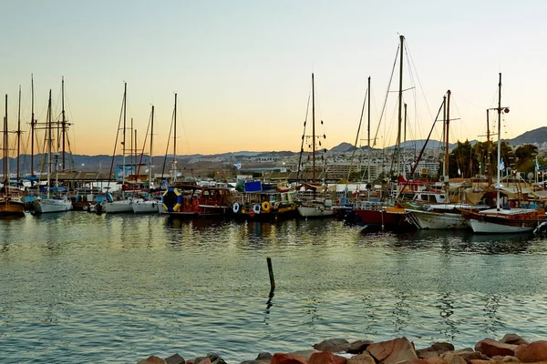 Utsikt över Eilat Bay med yachter — Stockfoto