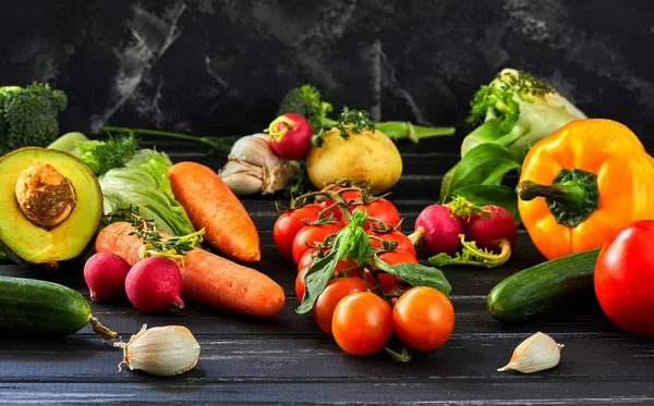 Концепція здорового харчування, свіжі овочі та фрукти . — стокове фото