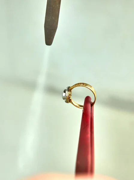 Jewelry production. Cleaning rings with steam — Stock Photo, Image