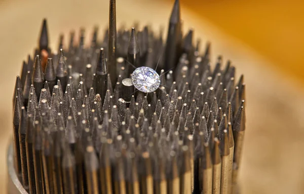 Produção de jóias. O diamante é mantido com pinças contra o fundo — Fotografia de Stock