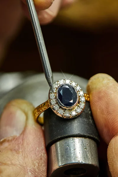 Jewelry production. The process of fixing stones — Stock Photo, Image