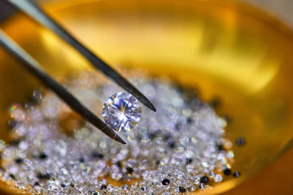 Diamant mit Pinzette vor dem Hintergrund — Stockfoto