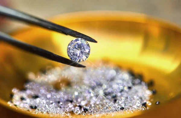 Diamant mit Pinzette vor dem Hintergrund — Stockfoto