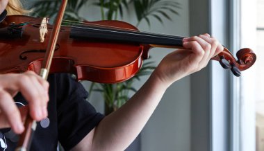 Klasik oyuncu ellerini. Keman çalmaya ayrıntıları.