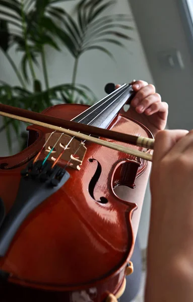 Klassische Spielerhände. Details des Geigenspiels. — Stockfoto