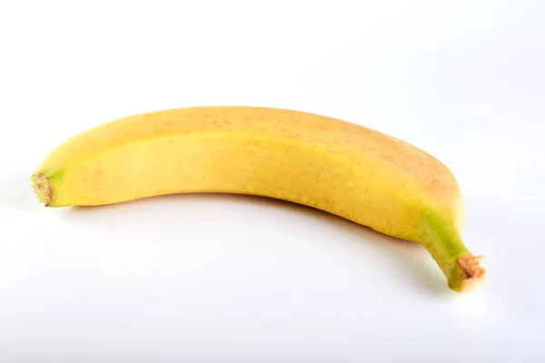 Banana única contra fundo branco — Fotografia de Stock