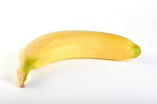 Banana única contra fundo branco — Fotografia de Stock