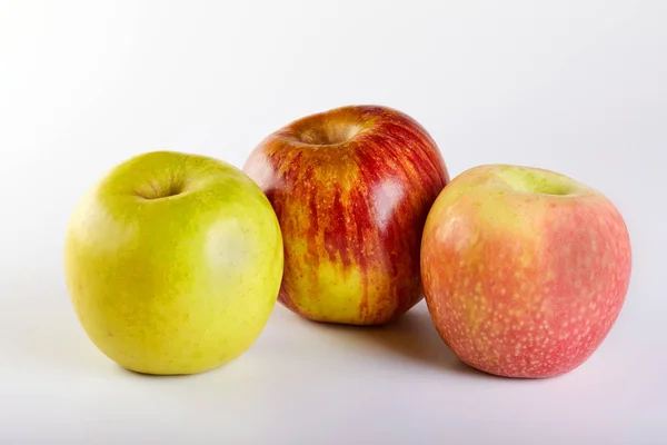 Κόκκινο μήλο, πράσινα και ροζ μήλα απομονωμένα σε λευκό — Φωτογραφία Αρχείου