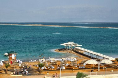 Ölü Deniz, kuzeyde Ürdün ve batıda İsrail sınırında bir tuz gölüdür..