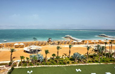 Ölü Deniz, kuzeyde Ürdün ve batıda İsrail sınırında bir tuz gölüdür..