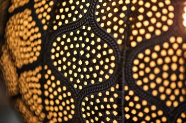 Açık noktalı koyu renklerde tavan lambası, doku