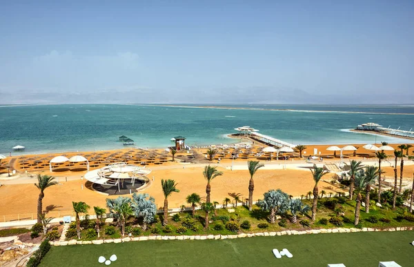 Ölü Deniz, kuzeyde Ürdün ve batıda İsrail sınırında bir tuz gölüdür..