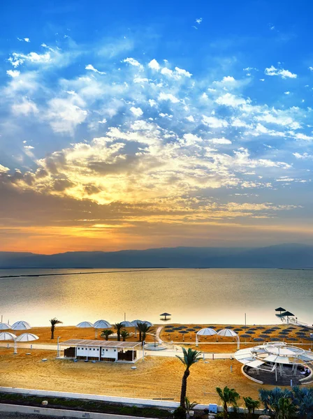 Mer Morte, est un lac salé bordant le Jourdain au nord, et Israël à l'ouest . — Photo