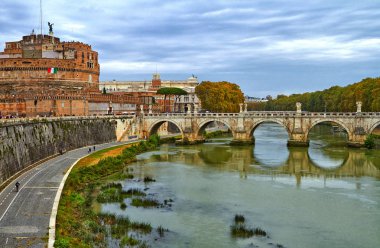 Nehirdeki köprü. Roma, İtalya.