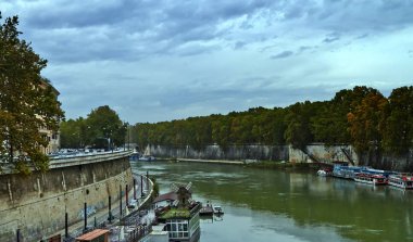Tevere nehri üzerindeki köprüden manzara.